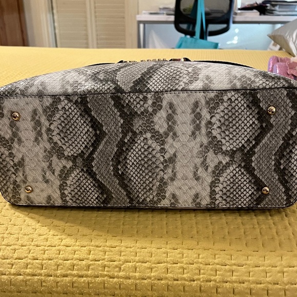 Guess top handle Satchel. - Picture 5 of 8